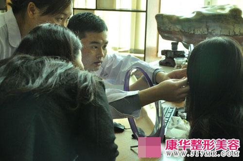 女大学生眼部整形告别大小眼