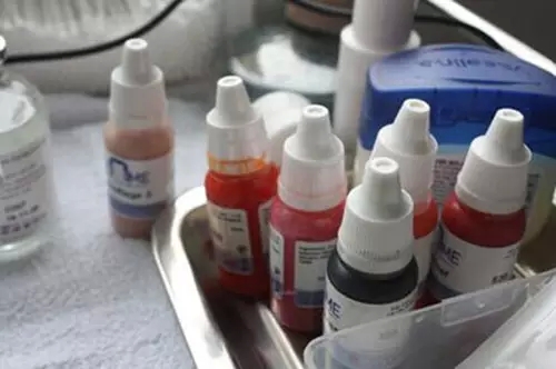 　时下，不少女星的平厚眉生动自然，透着一股朦胧美，这正是日渐流行的韩式半永久雾状眉！今天要给大家讲到的就是如何打造雾状眉，别担心，6个步骤轻松搞定！