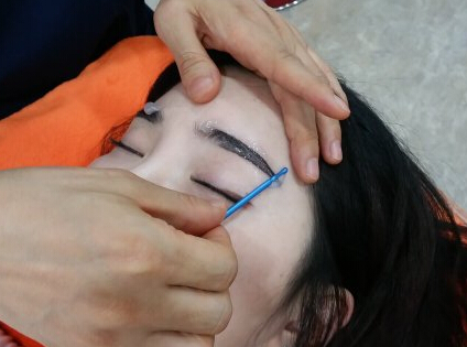 半永久纹眉后颜色很淡