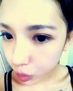 双眼皮手术后化妆的样子