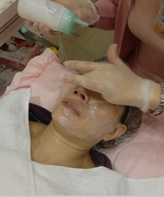 清洁皮肤后敷上麻药