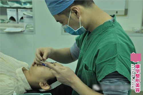 女大学生眼部整形告别大小眼